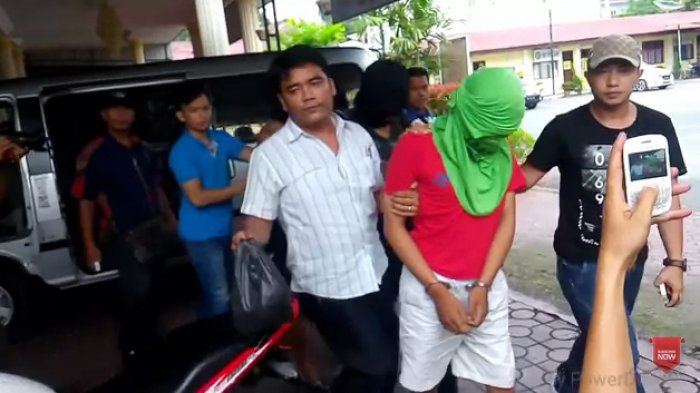 PARADE FOTO: Pemerkosa Beramai-ramai dan Penyulut Bara Rokok di Paha Siswi SMA Ini - pelaku-pemerkosa-sr-siantar-tribun_20161227_223854.jpg