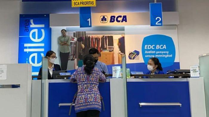 PELANANAN BCA- Ilustrasi pelayanan di kantor BCA terhadap nasabah yang hendak melakukan pengursan administrasi keuangan.