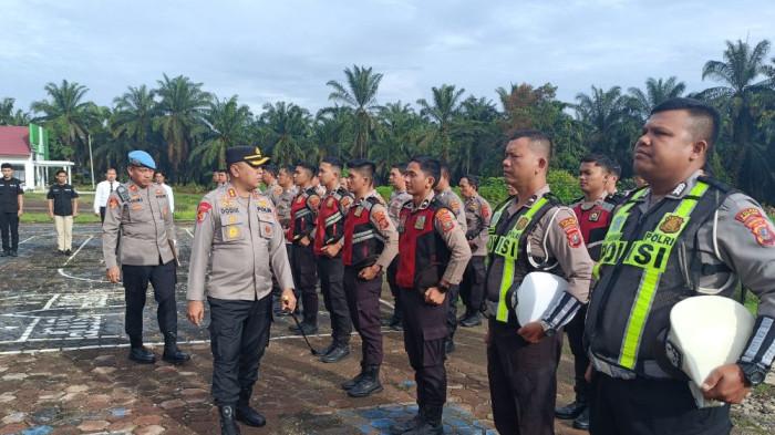 Beri Pelayanan Terbaik, Kapolres Padanglawas Melaksanakan Pemeriksaan Kerapian Personel