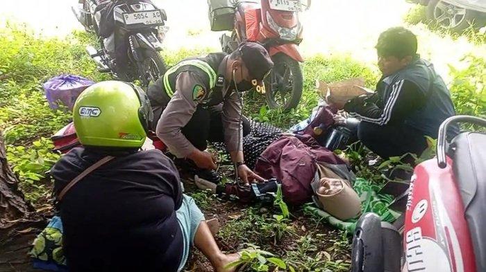 PEMUDIK PINGSAN - Suasana saat sejumlah pemudik yang pingsan saat dalam antrean kendaraan menuju Pelabuhan Gilimanuk, Jembrana, Minggu 15 Maret 2026. (Tribun Bali/I Made Prasetia Aryawan)