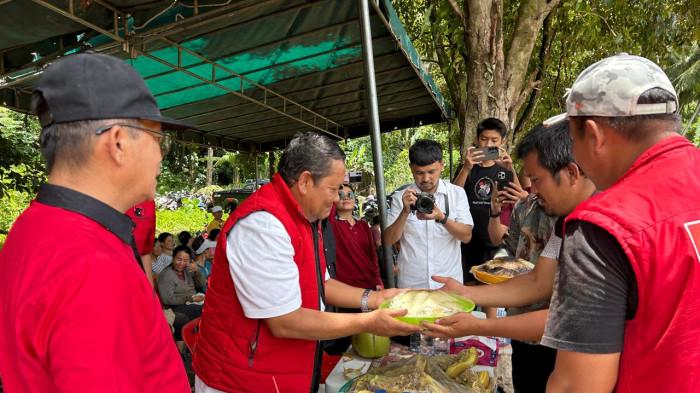 Didampingi Wakil ketua DPD PDIP Sumut Penyabar Nakhe, Ketua DPD PDI Perjuangan Sumut Drs. Rapidin Simbolon MM terharu saat disambut secara adat Sumange oleh para petani di Desa Hiltobara, Kecamatan Susua, Kabupaten Nias Selatan, Sabtu (12/10/2025). Penyambutan dilakukan oleh Kepala Desa Hiltobara  serta Ketua DPRD Nias Selatan Elisati Halawa. Seusai upacara adat, Rapidin bersama kelompok tani dan para pejabat daerah meninjau serta menyiapkan lahan untuk penanaman benih jagung Pioner-32 sebanyak 1 ton bantuan dari DPD PDI Perjuangan Sumut.
