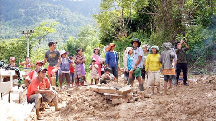 penanganan lokasi bencana longsor di Desa Semerpara