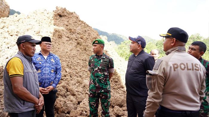 penanganan lokasi bencana longsor di Semerpara