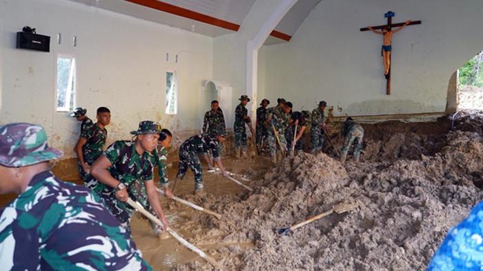 penanganan lokasi longsor di pakpak oleh bupati