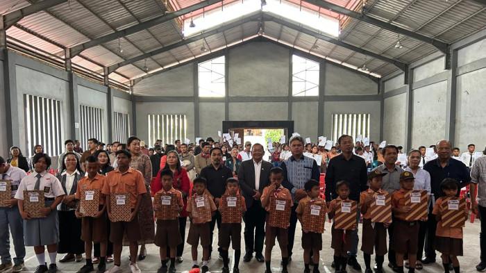 Setelah 635 Pelajar di Toba, Hari yang Sama Ketua DPD DPIP Sumut Serahkan 242 Pelajar di Taput
