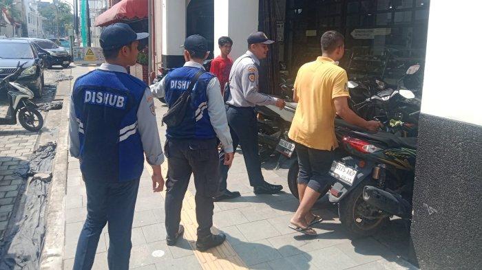 Minim Lahan Parkir, Banyak Kendaraan Parkir di Atas Trotoar Jalan Ahmad Yani