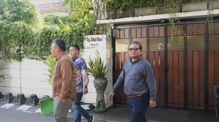 KEDIAMAN JOKOWI - Tim kuasa hukum Laksamana Muda TNI (Purn) Leonardi mendatangi kediamanan Presiden RI ke-7 di Solo, Senin (25/5/2026).