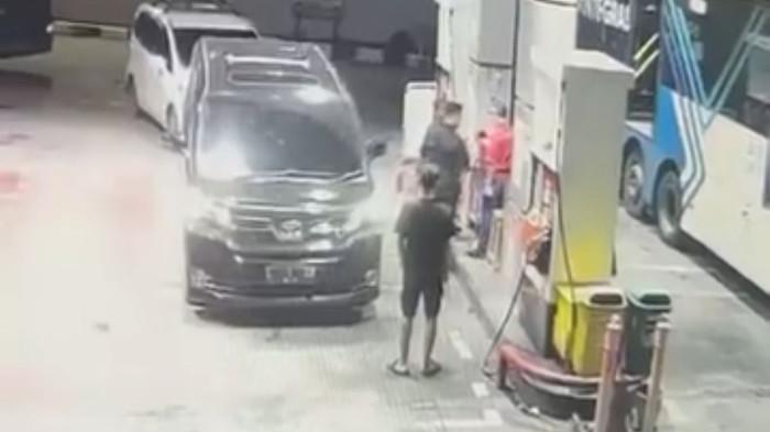 PEMUKULAN PEGAWAI SPBU - Mobil yang hendak mengisi pertalite tetapi barcode berbeda, Senin (23/2/2026). Pengisian pertalite ditolak, memicu pemukulan terhadap 3 pegawai SPBU