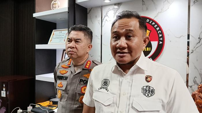 Direktur Reserse Kriminal Khusus Polda Sumut Kombes Rahmat Budi Handoko (Kanan) dan Kabid Humas Polda Sumut Kombes Ferry Walintukan (kiri) ketika diwawancarai soal penggelapan Rp 28 Miliar, uang jemaat gereja Katolik Paroki Aek Nabara, Kabupaten Labuhanbatu, Rabu (18/3/2026). Polisi sedang menyelidiki kasus ini, dan sudah menetapkan 1 orang tersangka.