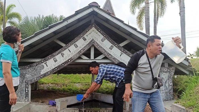 Pengunjung sambangi lokasi sumber mata air peninggalan Raja Sisingamangaraja XII