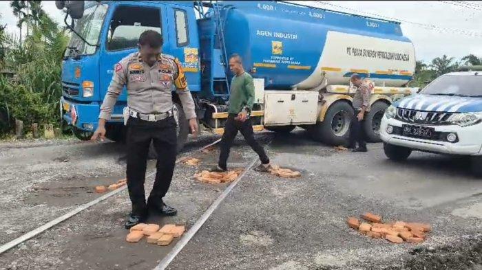 Jelang Nataru, Polsek Kualuh Hulu Lakukan Penimbunan Jalan Berlubang