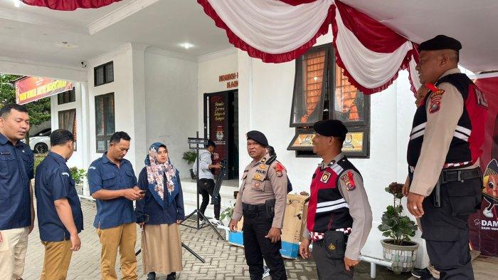 Selama Proses Pendaftaran Bakal Calon Bupati dan Wakil Bupati Polres Dairi Bersiaga di KPU
