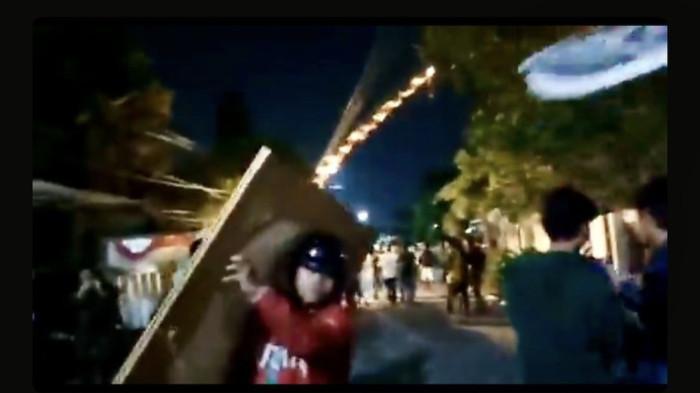 PENJARAHAN RUMAH SRI MULYANI - Tampak seseorang membawa lukisan karya Menteri Keuangan Sri Mulyani. Aksi ini dilakukan saat rumah pribadi Sri Mulyani di Kawasan Bintaro Sektor 3A Tangerang Selatan, Minggu (31/8/2025) dijarah.