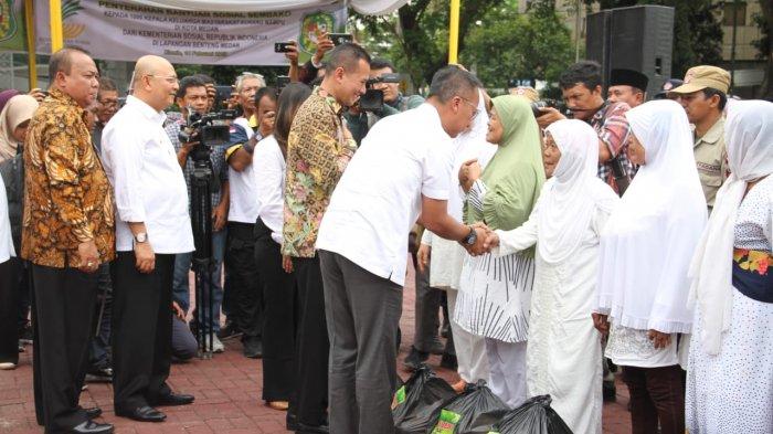 Wali Kota Medan Dampingi Mensos RI Serahkan Bansos