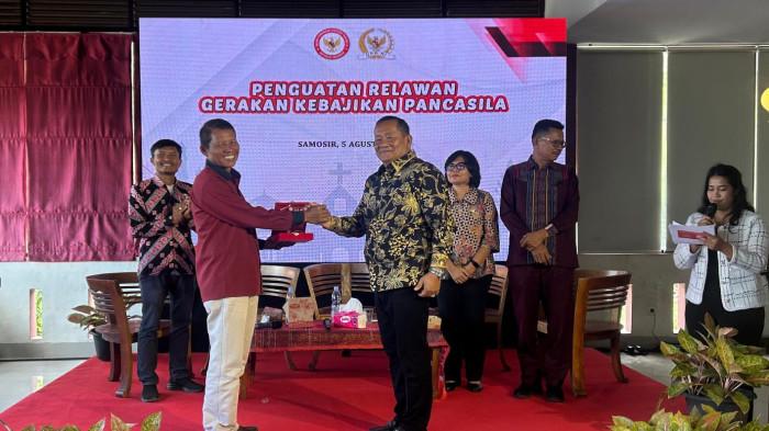 penyerahan palakat secara simbollik kepada pembicara