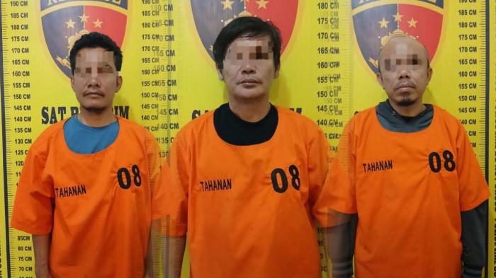 Petugas Satreskrim Polres Pematangsiantar menggiring tiga tersangka baru kasus pengeroyokan yang menewaskan Jaka Malau di kawasan Taman Bunga, Kota Pematangsiantar, Senin (22/6/2026). Dengan penambahan tersebut, jumlah tersangka yang telah ditahan dalam perkara penganiayaan yang mengakibatkan kematian itu menjadi enam orang.