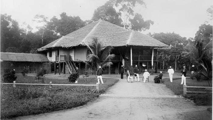 RUMAH ADMINISTRATOR- Para Planter berpose di depan rumah Administrator (adm) tabaksonderneming Boeloe Tjina tahun 1885 yang kini masuk kawasan Kecamatan Hamparan Perak, Kabupaten Deli Serdang.
