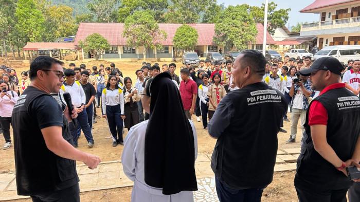 perlengkapan belajar saat penyerahan bantuan di Tapanuli Tengah, Jumat (23/1/2026).