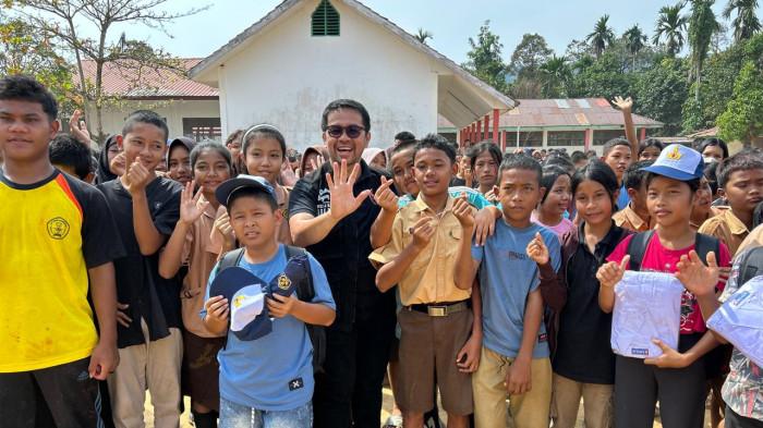 perlengkapan sekolah di SMP Negeri 1 Tukka, Tapanuli Tengah, Jumat (23/1/2026).