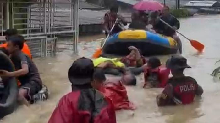 Pada Kamis (27/11/2025), personel Ditsamapta Polda Sumut diterjunkan untuk melaksanakan tanggap darurat banjir di beberapa titik wilayah hukum Polrestabes Medan.