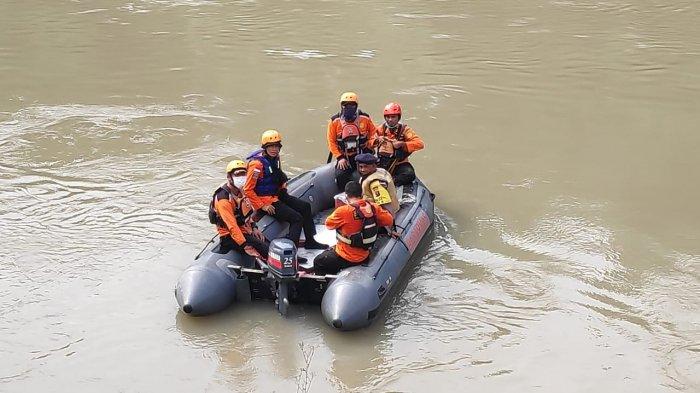 Seorang Pria Hanyut di Sungai Sei Padang, Petugas Masih Lakukan Pencarian Pakai Perahu Karet
