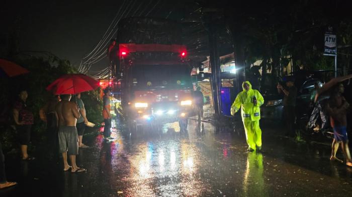 POHON TUMBANG - Masyarakat yang bertempat tinggal di Kelurahan Perdamaian, Kecamatan Stabat, Kabupaten Langkat, Sumatera Utara, tepatnya disekitaran warung Cabe Ijo, mendadak heboh. Pasalnya pohon besar yang berada disekitar lokasi tumbang saat hujan deras dan angin kencang pada, Rabu (3/6/2026) malam.