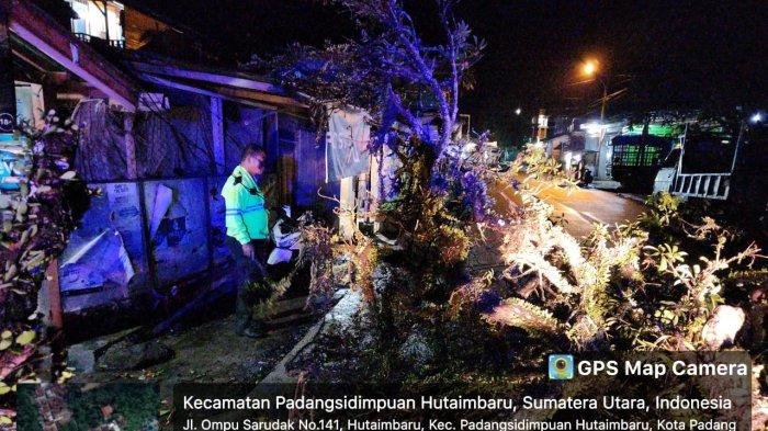 Gerak Cepat Polsek Hutaimbaru Tangani Pohon Tumbang di Jalan Opppu Sarudak