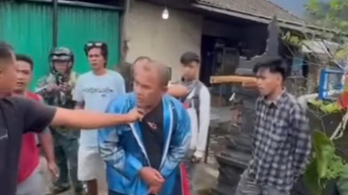 POLISI JAMBRET KALUNG - Oknum polisi Aiptu IWS diamankan warga usai menjbamret kalung emas milik pedagang di wilayah Buleleng pada Selasa 30 September 2025.