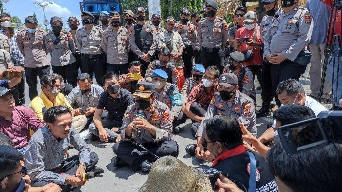 Bunuh Dua Orang Begal, Amaq Sinta Jadi Tersangka - Warga Langsung Demo Polres Lombok Tengah