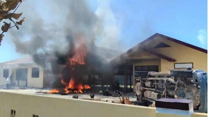Kantor Polsek Muara Batang Gadis di Kabupaten Mandailing Natal (Madina) dibakar massa yang marah pada Sabtu (20/12/2025), setelah seorang terduga pengedar narkoba yang sebelumnya diamankan warga Desa Singkuang, diduga dilepaskan oleh pihak kepolisian