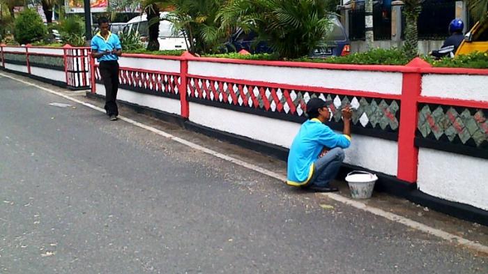 Pot Bunga dan Pembatas Jalan di Siantar Didekorasi Khas Simalungun