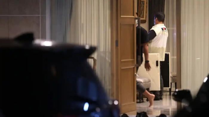 OTT KPK - Potret penyidik KPK melakukan OTT. KPK menangkap eks Direktur Penindakan dan Penyidikan (P2) Direktorat Jenderal Bea dan Cukai, Rizal Fadillah di Lampung, Rabu (4/2/2026). (TRIBUNNEWS/IRWAN RISMAWAN)