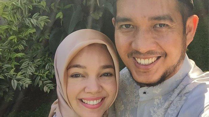 Dewi Sandra Bagikan Potret Mesra dengan Suami, Akui Harus Rayu Agus Rahman agar Mau Foto Bareng