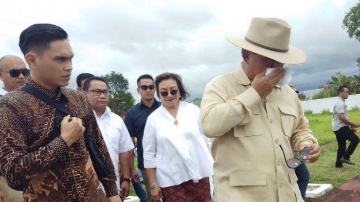Prabowo Teteskan Air Mata saat Ziarah ke Makam Sahabatnya di Atambua