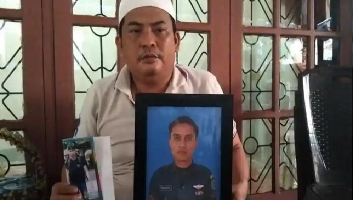 KELUARGA -- Paman Pratu Ferischal, Jasmadi Pasmeindra menunjukkan foto semasa hidup almarhum dan menceritakan sosok almarhum di mata keluarga, Minggu (17/5/2026). Minta Kasus penembakan Pratu Ferischal oleh Sertu MRR diusut tuntas.