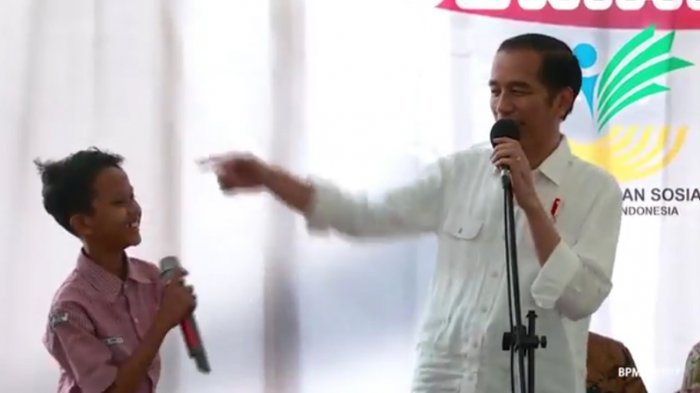 Tawa Spontan Presiden Jokowi ketika Ngobrol dengan Siswa SMP dengan Logat 'Ngapak'