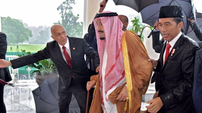 Momen Kunjungan Raja Salman, Jokowi Pasang Badan Saat Hujan Hingga Jadi Sopir Pribadi