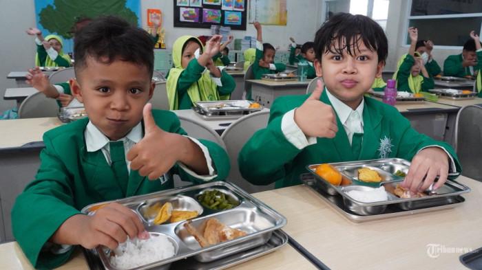 MAKAN BERGIZI GRATIS - Selain memberi gizi seimbang setiap harinya, Program Makan Bergizi Gratis (MBG) yang digagas oleh Presiden Prabowo Subianto memiliki dampak positif lainnya. Salah satunya adalah meningkatkan tingkat kehadiran siswa ke sekolah.