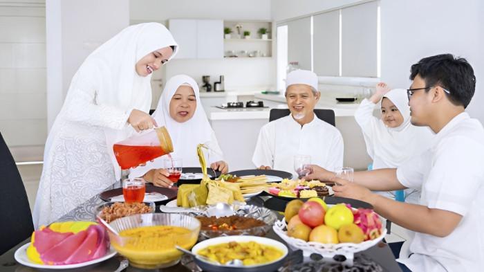 BUKA PUASA- Ilustrasi keluarga muslim saat bersiap melaksanakan buka puasa di rumah dengan suasana yang begitu hangat.