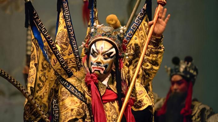 OPERAS- Ilustrasi seorang tokoh opera saat tampil dalam sebuah acara atau pertunjukan dengan riasan wajah yang mencolok.