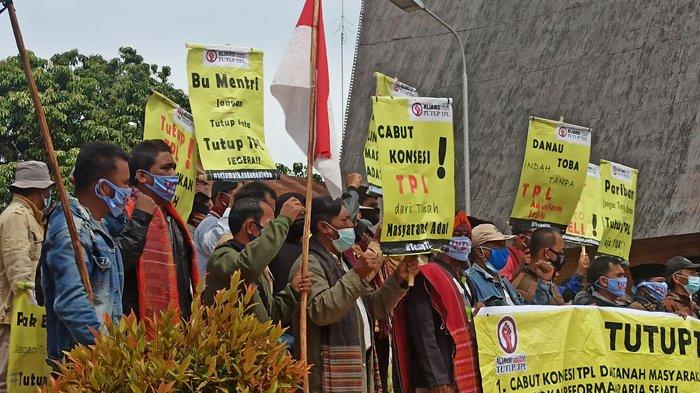 Ratusan demonstran yang tergabung dalam Aliansi Gerak Tutup TPL berjalan dari Tugu Monumen Pahlawan Nasional DI Panjaitan pada Rabu (6/10/2021). 