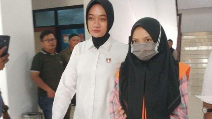 KARYAWATI BANK BOBOL REKENING - Karyawati Bank Jambi Kantor Cabang Kerinci, RS (26) digiring petugas saat akan melakukan konferensi pers di Mapolda Jambi, Senin (2/6/2025). RS ditetapkan sebagai tersangka pembobolan rekening nasabah hingga Rp7,1 miliar