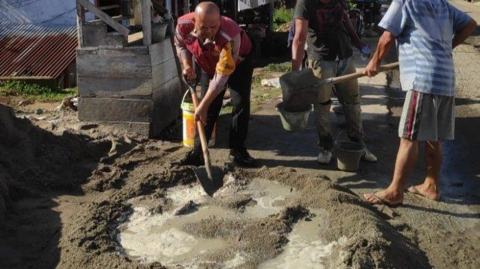 Alasan Bhabinkamtibmas Polsek Batangtoru Mendadak Jadi Tukang Bangunan