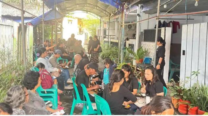 REMAJA KORBAN PENEMBAKAN - Suasana rumah Alm Bertrand Eka Prasetyo, Jl Toddopuli I, Lorong IV, Kota Makassar, Selasa (3/3/2026). Sejumlah tamu datang melayat. (Tribun-timur.com/Renaldi Cahyadi)