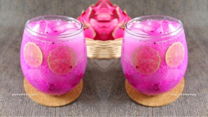 MINUMAN DINGIN- Es buah naga nata de coco adalah minuman dingin yang cocok disuguhkan saat cuaca panas untuk melepas dahaga.