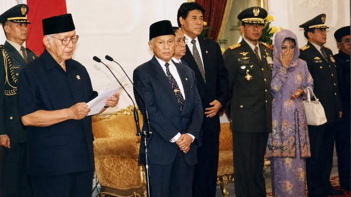 MUNDUR- Presiden RI ke 2, Soeharto saat membacakan surat pengunduran dirinya pada Mei 1998.