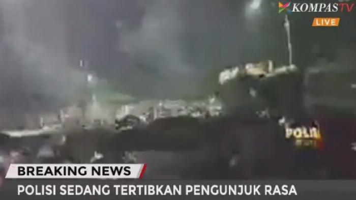 Polisi Tembakkan Gas Air Mata ke Arah Demonstran, Sebuah Mobil Terbakar