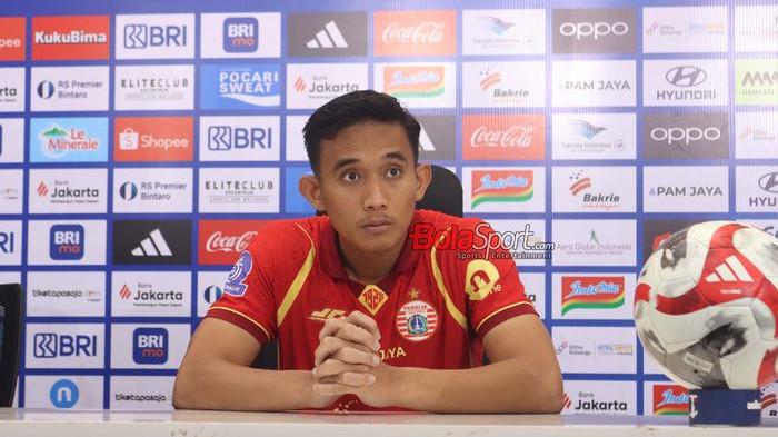 Bek Persija Jakarta, Rizky Ridho, sedang memberikan keterangan kepada awak media di Jakarta International Stadium (JIS), Jakarta Utara, Minggu (14/9/2025).