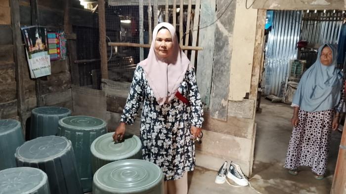 Nurhaida Zega (41) seorang warga yang berstatus janda dan penerima bantuan bencana dari pemerintah di Desa Aek Ngadol. Buku dan ATM miliknya dari BNPB diduga kuat ditahan Kades Aek Ngadol SS, Kecamatan Batangtoru, Kabupaten Tapanuli Selatan.