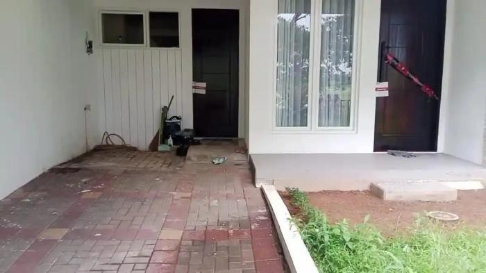 SEGEL RUMAH KAJARI - Rumah dinas Kepala Kejaksaan Negeri Kabupaten Bekasi, Eddy Sumarman, di Cikarang Pusat, tampak disegel KPK, Jumat (19/12/2025). Penyegelan dilakukan penyidik KPK pada Kamis (18/12/2025) malam, bersamaan dengan OTT Bupati Bekasi Ade Kuswara. (TribunBekasi.com)